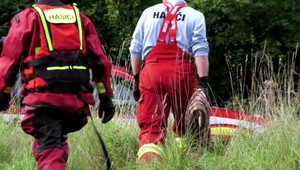 Hororový nález v Hrone: Vodáci splavujúci rieku našli na plytčine ľudské telo bez hlavy