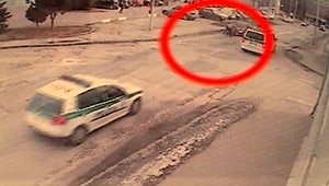 ZÁZNAM: Ľudí nabral autom na priechode! Svedkami aj policajti