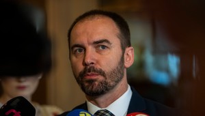 VIDEO: Šipoša odviedli z rokovacej sály pre tričko. Mal porušiť rokovací poriadok