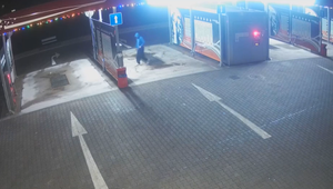 "Mokrý bandita" v akcii: Neznámy vandal zničil autoumyváreň, zachytili ho kamery
