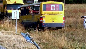 Pri nehode linkového autobusu pri Piešťanoch sa zranilo 13 ľudí, vinník ušiel