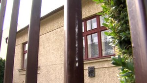 Mladík prepadol dôchodcu. Ten sa mu odvážne postavil s palicou v ruke