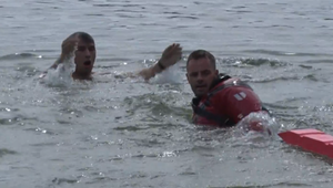 Ísť opitý do vody? To nie je žiadne hrdinstvo a vždy to skončí tragédiou, varuje polícia