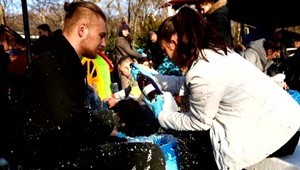 Zápalné granáty v Ukrajine vyrábajú celé rodiny. Ženy šijú maskovacie siete