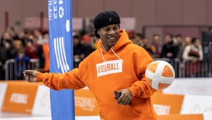 Ronaldinho a Carles Puyol to s loptou stále vedia!