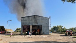 VIDEO: Hrozivý požiar v Trebišove. Horí hala plná odpadu