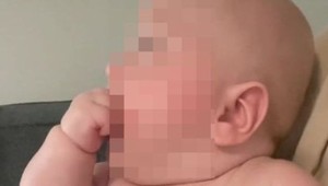 Hejteri obviňujú matku, že má obézne dieťa: Prestaň ho prepchávať, vyzerá hrozne, píšu jej