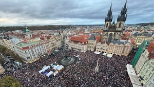 V Prahe proti zrušeniu koncesionárskych poplatkov opäť protestovali tisícky ľudí