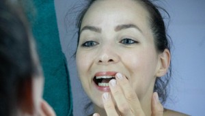 Kašlite na BOTOX: 3 kroky na hebké a plné pery, ktoré získajú farbu aj bez rúžu