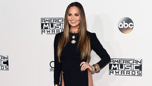 Modelka ukázala takmer všetko. O týchto šatách sa bude hovoriť ešte dlho