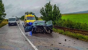 Autobus skončil v priekope, auto v troskách. Pri nehode na Spiši prišiel o život mladý muž