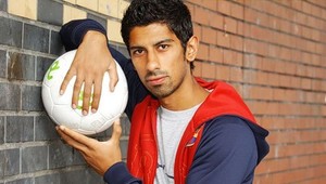 Britský žonglér pakistanského pôvodu láme nielen Guinessové rekordy