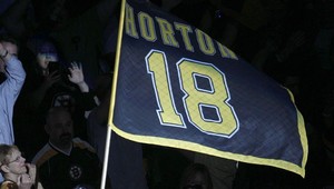Horton odovzdal víťazné bostonské sako Peverleymu