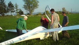 tvojenoviny: Na poli núdzovo pristál vetroň