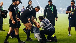 Chlapec (9) vtrhol medzi oslavujúcich All Blacks. SBS-kár ho zrazil k zemi! Ale...