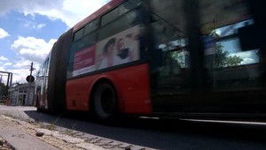 Maloletého chlapca napadol na zastávke MHD. Udieral ho a kopal do hlavy