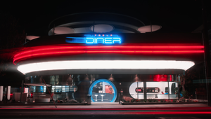 Tesla otvorila retro-futuristický Tesla Diner: Nabíjanie elektromobilu s chuťou 50. rokov