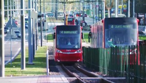 Muž si počas jazdy električkou vyhliadol dvoch chlapcov. Prenasledoval ich a počas toho masturboval