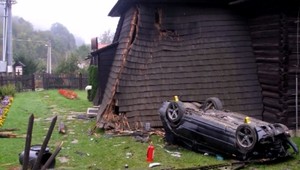 Opitý vodič narazil do dreveného kostolíka