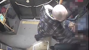VIDEO: Neznámy muž napadol mladíka v MHD