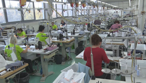 Odevná firma končí, šičky bojujú o prežitie. Z výplat nedostali ani cent