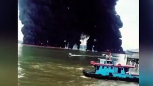 Úrady prikázali podpáliť ropnú škvrnu. O život prišli dvaja rybári