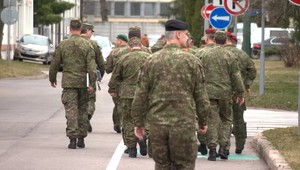 Minister obrany chce vojakom zvýšiť plat o 300 eur. Okamžite reagovali hasiči a policajti