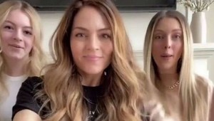 Matku 7 detí si mýlia s dcérami: No schválne, uhádnete, ktorá z nich to je?