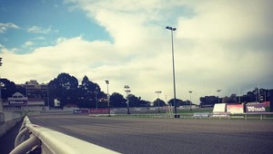 Nevídané! Na okruh konských dostihov zablúdilo auto