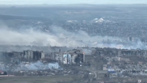 404. deň na Ukrajine: Nad budovou samosprávy v Bachmute veje ruská vlajka