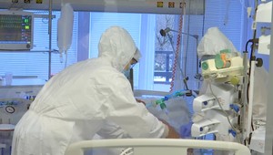 Slovenský doktor o tvrdej realite pandémie koronavírusu. Takto šíri silnú zdravotnícku osvetu