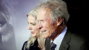 Zdrvenému Clintovi Eastwoodovi zomrela o 33 rokov mladšia partnerka, už je známa príčina jej skonu!