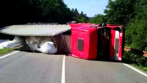 Auto vošlo do cesty kamiónu, zablokoval cestu do Poľska!