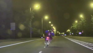 Nočná policajná naháňačka. 33-ročný motorkár sa snažil striasť policajtov