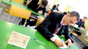 Podvody pri maturitách, študenti si výsledky podávali cez otvorené okná