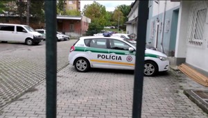 Muž sa vraj žene vyhrážal zastrelením. Dedinčania počuli výstrel, rodina nesúhlasí