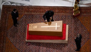 Pozrite si priebeh uzavretia rakvy pápeža Františka