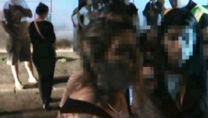 AUTENTICKÉ ZÁBERY: Do policajtov sa pustila 20-členná rodina