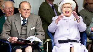 Dojatá kráľovná s manželom! Tento NAJKRAJŠÍ darček k výročiu svadby dostali od pravnúčatiek!