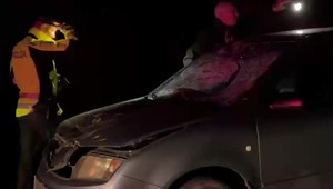 Tragická zrážka pri Krompachoch: Chodca odhodilo auto do protismeru pred dodávku