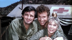 Ako dnes vyzerá Major Houlihanová zo seriálu MASH? Kvôli plastikám už nedokáže pohnúť tvárou