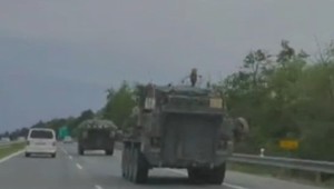 Pri presune vojenskej techniky došlo k nehode. Kolóny spôsobili krízovú situáciu