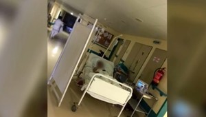 Vážne chorú pacientku nechali po operácii v nemocnici ležať na chodbe, vraj nemali miesto