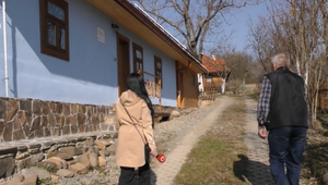 Modrá chyžka ožíva: Rusínska drevenica láka turistov na hrnčiarstvo a prírodu