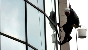 Chcete mať okná ako z výkladu? Prezradíme vám recepty, ktoré ich zbavia šmúh a dodajú im lesk