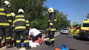 Policajti medzi Zvolenom a Lučencom zachraňovali motocyklistu