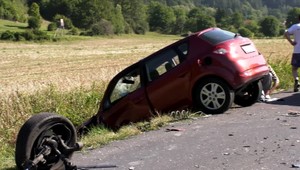 Vodič (21) počas jazdy telefonoval. Prešiel do protismeru a napálil do prichádzajúceho auta
