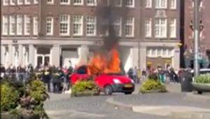 Na námestí Amsterdamu vybuchlo auto. Svedok uverejnil video požiaru