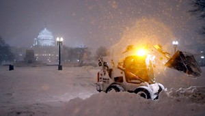 Východ USA zasiahla snehová búrka, sedem štátov vyhlásilo stav núdze
