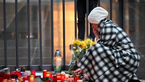 Pietna spomienka na obete streľby v Prahe. Ľudia vytvorili okolo fakulty reťaz